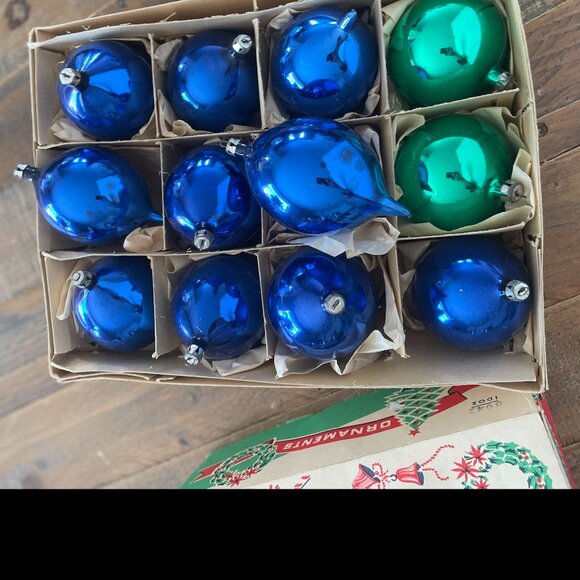 Vintage Christmas Glass Tree Ornaments in Box (12) - Picture 2 of 3